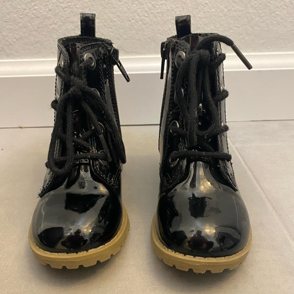 Black shiny toddler size 8 boots